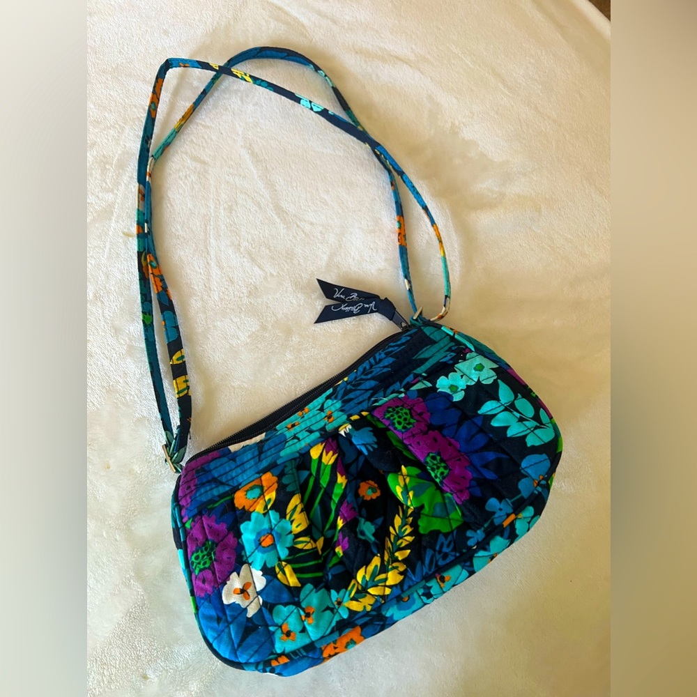 Zip closure.
9.0" w x 6.25" h x 2.5" d,  7.0" strap drop, 56.0" , adjustable